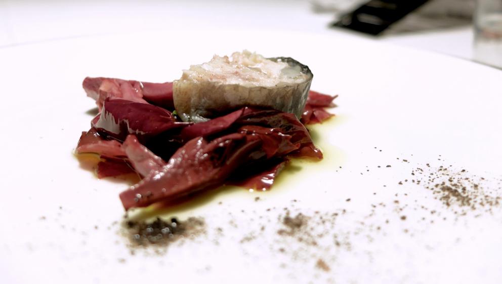 Galleria fotograficaLa nostra cena da Roberto Franzin negli scatti di Tanio Liotta
Formaggio acido, uova di trota, pomodoro Regina e caco
Sette spaghetti al tartufo, &laquo;ho ripreso la tradizione veneziana degli spaghetti al nero. E&rsquo; un piatto nato per caso, utilizzando scarti di seppia, panure di funghi e nero di seppia&raquo;. Esito squisito
Pane di patate, burro salato, acciughe
Capasanta di Marano, il suo corallo, purea di zucca, scarti di capasanta con zabaione al Friulano, olio di semi di zucca. Deliziose
Scampo scottato (da una sola parte), castagna arrosto, brodo di castagne (fatto con le bucce), testa di scampo arrostita, castagna grattugiata
Cappelletti di piccione in brodo di astice: piatto che far&agrave; parte del menu delle feste, semplicemente sontuoso, fantastico
Spaghetti al pomodoro nascosto: la pasta &egrave; cotta in un&rsquo;acqua d&rsquo;estrazione di cipolla aromatizzata la basilico, poi condita con pomodori freschi di Fossalon essiccati al sole
Versione 2.0 della sarda in saor: la cipolla viene cotta a lungo con verza e alloro, un classico della cucina veneziana la sarda &egrave; avvolta nella stessa verza, poi pesto di barbe di finocchio di recupero e qualche barba stessa sopra al piatto. Altro piatto ottimamente riuscito
Guance di branzino (un bell&rsquo;esemplare da 4,5 kg appena arrivato dai pescatori gradesi) cotte al vapore e servite su osso di cefalo, brunoise di verdure marinate, alghe
