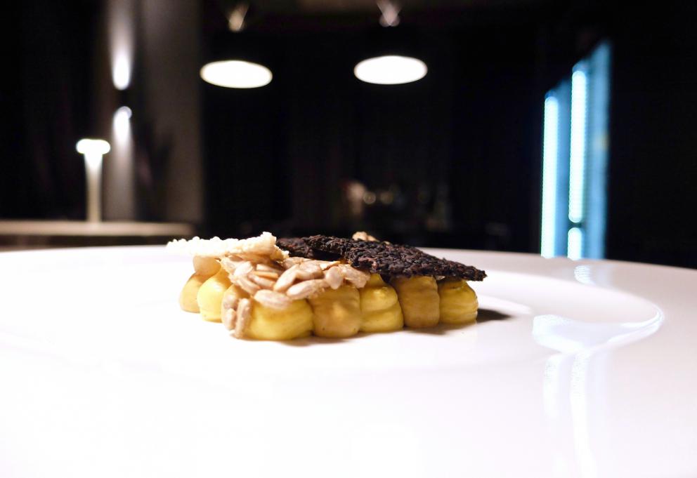 Galleria fotograficaLa nostra cena negli scatti di Tanio Liotta. Intanto i protagonisti: da sinistra Davide Canina,&nbsp;Marco Mannori, Andrea Ribaldone,&nbsp;Umberto Del Nobile&nbsp;e&nbsp;Daniel Zeilinga,&nbsp;
Appetizer in bel vassoio: Chips di gallina (buonissima), Canap&eacute; di fegatini con pera, Sgombro in escabece e Cavolfiore grigliato con bagna cauda
Appetizer
Appetizer
Il Vitello e il Tonno:&nbsp;scamone di vitello (cottura sublime), ventresca di tonno confit e poi scottata, salsa di fonbdo di vitello, capperi e acciughe. Un piatto che diventer&agrave; classico
Animelle in carpione cremisi: animelle scottate, cipolla rossa cotta in acqua acidula e dente di cane. Goloso ed elegante
Tajarin carciofi, ricci di mare e carne cruda. Qui Ribaldone osa accostare ai tradizionali tajarin un condimento fuori dagli schemi. La pasta fresca ai 40 tuorli &egrave; cotta in acqua di carciofi, gli stessi - bruciati - profumano un olio che poi condisce il piatto con la battuta di Fassona di Oberto, gran macellaio di Roddi. I ricci di mare sono di Onofrio Schingaro, pap&agrave; di Domenico del Borgo Egnazia, in Puglia. Un fiore di borragine per guarnire. Gran piatto
Stracotto di manzo, fondo al ginepro
Rognone di vitello cotto in burro chiarificato, su crema di cavolfiore, fondo di caff&eacute; e sedano rapa croccante a guarnire. Forse il piatto che abbiamo apprezzato di pi&ugrave;
Cioccolato e pino mugo
