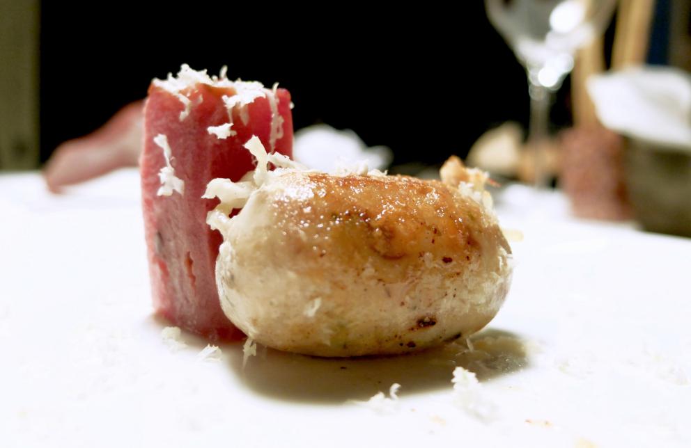 Galleria fotograficaLa nostra cena da Roberto Franzin negli scatti di Tanio Liotta
Formaggio acido, uova di trota, pomodoro Regina e caco
Sette spaghetti al tartufo, &laquo;ho ripreso la tradizione veneziana degli spaghetti al nero. E&rsquo; un piatto nato per caso, utilizzando scarti di seppia, panure di funghi e nero di seppia&raquo;. Esito squisito
Pane di patate, burro salato, acciughe
Capasanta di Marano, il suo corallo, purea di zucca, scarti di capasanta con zabaione al Friulano, olio di semi di zucca. Deliziose
Scampo scottato (da una sola parte), castagna arrosto, brodo di castagne (fatto con le bucce), testa di scampo arrostita, castagna grattugiata
Cappelletti di piccione in brodo di astice: piatto che far&agrave; parte del menu delle feste, semplicemente sontuoso, fantastico
Spaghetti al pomodoro nascosto: la pasta &egrave; cotta in un&rsquo;acqua d&rsquo;estrazione di cipolla aromatizzata la basilico, poi condita con pomodori freschi di Fossalon essiccati al sole
Versione 2.0 della sarda in saor: la cipolla viene cotta a lungo con verza e alloro, un classico della cucina veneziana la sarda &egrave; avvolta nella stessa verza, poi pesto di barbe di finocchio di recupero e qualche barba stessa sopra al piatto. Altro piatto ottimamente riuscito
Guance di branzino (un bell&rsquo;esemplare da 4,5 kg appena arrivato dai pescatori gradesi) cotte al vapore e servite su osso di cefalo, brunoise di verdure marinate, alghe
Cotechino di mare, rosa di Gorizia, polvere di trombetta da morto
Rosa di Gorizia in vasocottura dell&rsquo;azienda agricola Lucia
