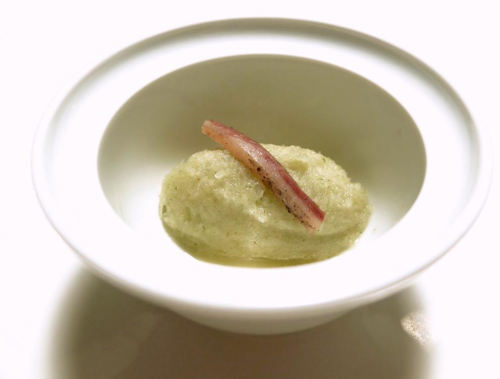 Galleria fotograficaLa nostra cena da Roberto Franzin negli scatti di Tanio Liotta
Formaggio acido, uova di trota, pomodoro Regina e caco
Sette spaghetti al tartufo, &laquo;ho ripreso la tradizione veneziana degli spaghetti al nero. E&rsquo; un piatto nato per caso, utilizzando scarti di seppia, panure di funghi e nero di seppia&raquo;. Esito squisito
Pane di patate, burro salato, acciughe
Capasanta di Marano, il suo corallo, purea di zucca, scarti di capasanta con zabaione al Friulano, olio di semi di zucca. Deliziose
Scampo scottato (da una sola parte), castagna arrosto, brodo di castagne (fatto con le bucce), testa di scampo arrostita, castagna grattugiata
Cappelletti di piccione in brodo di astice: piatto che far&agrave; parte del menu delle feste, semplicemente sontuoso, fantastico
Spaghetti al pomodoro nascosto: la pasta &egrave; cotta in un&rsquo;acqua d&rsquo;estrazione di cipolla aromatizzata la basilico, poi condita con pomodori freschi di Fossalon essiccati al sole
Versione 2.0 della sarda in saor: la cipolla viene cotta a lungo con verza e alloro, un classico della cucina veneziana la sarda &egrave; avvolta nella stessa verza, poi pesto di barbe di finocchio di recupero e qualche barba stessa sopra al piatto. Altro piatto ottimamente riuscito
Guance di branzino (un bell&rsquo;esemplare da 4,5 kg appena arrivato dai pescatori gradesi) cotte al vapore e servite su osso di cefalo, brunoise di verdure marinate, alghe
Cotechino di mare, rosa di Gorizia, polvere di trombetta da morto
Rosa di Gorizia in vasocottura dell&rsquo;azienda agricola Lucia
Salsiccia di branzino in budello di montone con rafano e torsolo di mela fermentato
