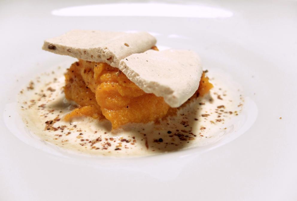 Galleria fotograficaLa nostra cena da Roberto Franzin negli scatti di Tanio Liotta
Formaggio acido, uova di trota, pomodoro Regina e caco
Sette spaghetti al tartufo, &laquo;ho ripreso la tradizione veneziana degli spaghetti al nero. E&rsquo; un piatto nato per caso, utilizzando scarti di seppia, panure di funghi e nero di seppia&raquo;. Esito squisito
Pane di patate, burro salato, acciughe
Capasanta di Marano, il suo corallo, purea di zucca, scarti di capasanta con zabaione al Friulano, olio di semi di zucca. Deliziose
Scampo scottato (da una sola parte), castagna arrosto, brodo di castagne (fatto con le bucce), testa di scampo arrostita, castagna grattugiata
Cappelletti di piccione in brodo di astice: piatto che far&agrave; parte del menu delle feste, semplicemente sontuoso, fantastico
Spaghetti al pomodoro nascosto: la pasta &egrave; cotta in un&rsquo;acqua d&rsquo;estrazione di cipolla aromatizzata la basilico, poi condita con pomodori freschi di Fossalon essiccati al sole
Versione 2.0 della sarda in saor: la cipolla viene cotta a lungo con verza e alloro, un classico della cucina veneziana la sarda &egrave; avvolta nella stessa verza, poi pesto di barbe di finocchio di recupero e qualche barba stessa sopra al piatto. Altro piatto ottimamente riuscito
Guance di branzino (un bell&rsquo;esemplare da 4,5 kg appena arrivato dai pescatori gradesi) cotte al vapore e servite su osso di cefalo, brunoise di verdure marinate, alghe
Cotechino di mare, rosa di Gorizia, polvere di trombetta da morto
Rosa di Gorizia in vasocottura dell&rsquo;azienda agricola Lucia
Salsiccia di branzino in budello di montone con rafano e torsolo di mela fermentato
Scarti di finocchio, aringa affumicata: tra dolce e salato
Un dolce raffinato e complesso:&nbsp;Finto tartufo di castagne e miele, funghi, lamponi essiccati, erbe, meringa bruciata, biscotto di erbe e funghi, tartufo e gelato di tartufo. Il miele &egrave; quello della laguna di Grado, di fiuri de tapo, rarissimi:&nbsp;spuntano nelle barene durante la bassa marea. E' prodotto dalla giovane apicoltrice israeliana Shira&nbsp;Baron, trasferitasi a Faedis, in provincia di udine, la sua azienda si chiama&nbsp;Bar-on Shira
