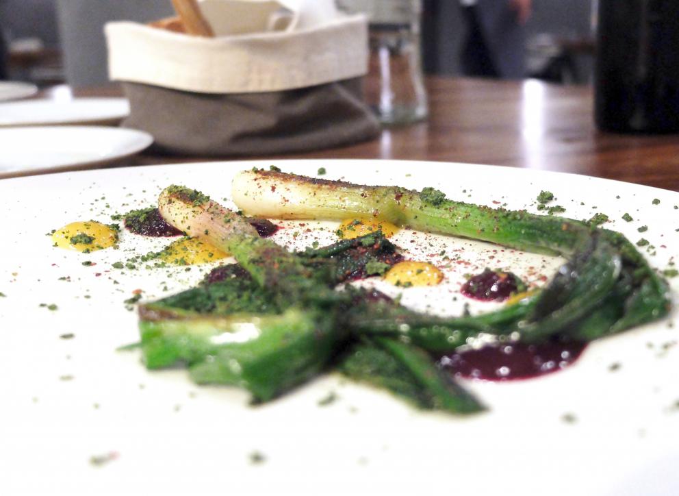 Galleria fotografica






I due giovani chef. La fotogallery è firmata Tanio Liotta









Si inizia con l'assaggio di un semplice diaframma frollato tre mesi, poi essiccato e affumicato, prima di essere lasciato in cantina coperto di grasso d'oca






