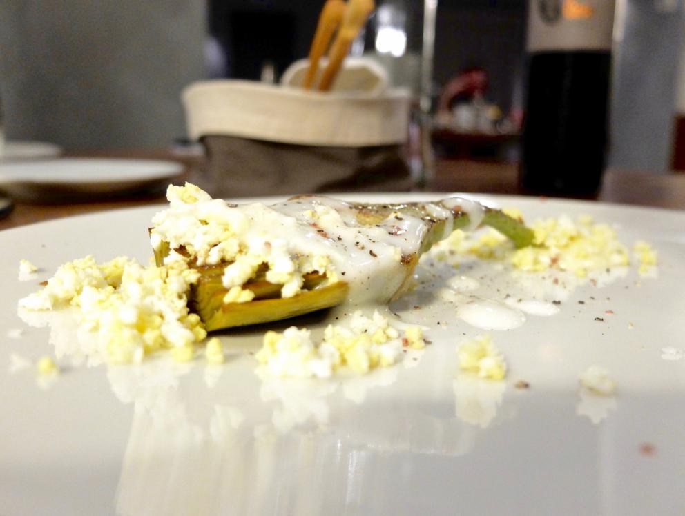 Galleria fotografica






I due giovani chef. La fotogallery è firmata Tanio Liotta









Si inizia con l'assaggio di un semplice diaframma frollato tre mesi, poi essiccato e affumicato, prima di essere lasciato in cantina coperto di grasso d'oca









Cipolla precoce, uva fragola, arancia amara, sommacco






