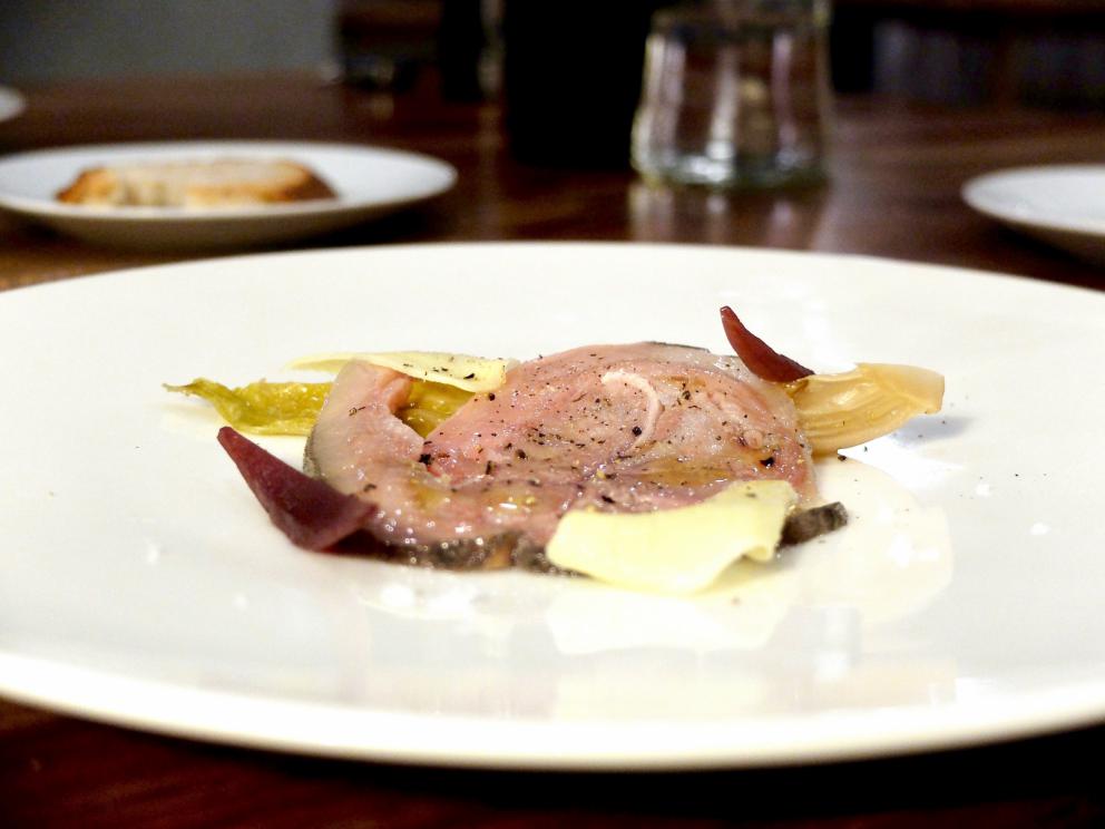 Galleria fotografica






I due giovani chef. La fotogallery è firmata Tanio Liotta









Si inizia con l'assaggio di un semplice diaframma frollato tre mesi, poi essiccato e affumicato, prima di essere lasciato in cantina coperto di grasso d'oca









Cipolla precoce, uva fragola, arancia amara, sommacco









Carciofo, ginepro, uova, mandorle e gin






