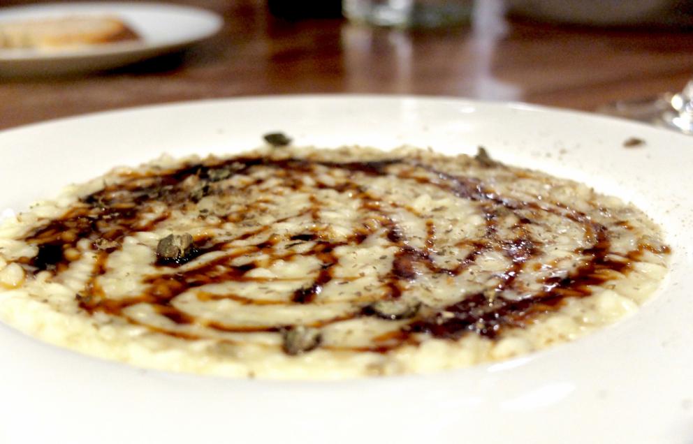 Galleria fotografica






I due giovani chef. La fotogallery è firmata Tanio Liotta









Si inizia con l'assaggio di un semplice diaframma frollato tre mesi, poi essiccato e affumicato, prima di essere lasciato in cantina coperto di grasso d'oca









Cipolla precoce, uva fragola, arancia amara, sommacco









Carciofo, ginepro, uova, mandorle e gin









Testina di vitello cotto in brodo di verdure e cannella, cavolo cinese fermentato, cipolla, zenzero. E' una variante del piatto previsto in carta, che prevede invece rucola e puntarelle. Peccato lo zenzero sia troppo prevalente






