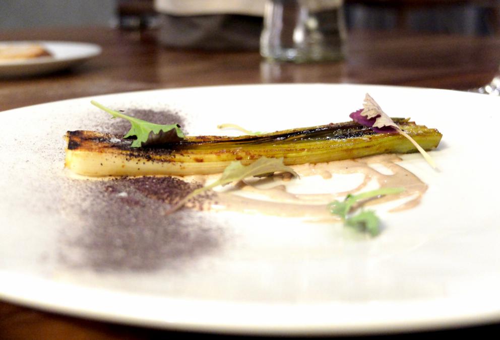 Galleria fotografica






I due giovani chef. La fotogallery è firmata Tanio Liotta









Si inizia con l'assaggio di un semplice diaframma frollato tre mesi, poi essiccato e affumicato, prima di essere lasciato in cantina coperto di grasso d'oca









Cipolla precoce, uva fragola, arancia amara, sommacco









Carciofo, ginepro, uova, mandorle e gin









Testina di vitello cotto in brodo di verdure e cannella, cavolo cinese fermentato, cipolla, zenzero. E' una variante del piatto previsto in carta, che prevede invece rucola e puntarelle. Peccato lo zenzero sia troppo prevalente









Risotto Carnaroli Riserva San Massimo, alloro, capperi e riduzione di chinotto






