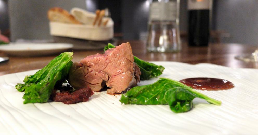 Galleria fotografica






I due giovani chef. La fotogallery è firmata Tanio Liotta









Si inizia con l'assaggio di un semplice diaframma frollato tre mesi, poi essiccato e affumicato, prima di essere lasciato in cantina coperto di grasso d'oca









Cipolla precoce, uva fragola, arancia amara, sommacco









Carciofo, ginepro, uova, mandorle e gin









Testina di vitello cotto in brodo di verdure e cannella, cavolo cinese fermentato, cipolla, zenzero. E' una variante del piatto previsto in carta, che prevede invece rucola e puntarelle. Peccato lo zenzero sia troppo prevalente









Risotto Carnaroli Riserva San Massimo, alloro, capperi e riduzione di chinotto









Porro al miele, paprika affumicata, nocciole, mibuna e radicchio






