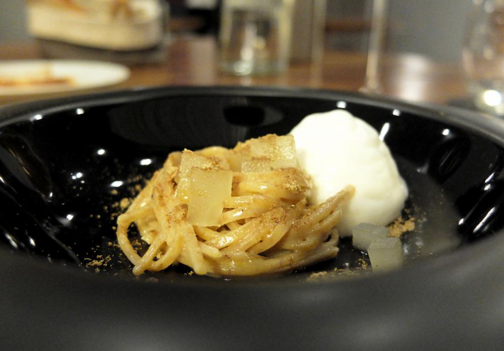 Galleria fotografica






I due giovani chef. La fotogallery è firmata Tanio Liotta









Si inizia con l'assaggio di un semplice diaframma frollato tre mesi, poi essiccato e affumicato, prima di essere lasciato in cantina coperto di grasso d'oca









Cipolla precoce, uva fragola, arancia amara, sommacco









Carciofo, ginepro, uova, mandorle e gin









Testina di vitello cotto in brodo di verdure e cannella, cavolo cinese fermentato, cipolla, zenzero. E' una variante del piatto previsto in carta, che prevede invece rucola e puntarelle. Peccato lo zenzero sia troppo prevalente









Risotto Carnaroli Riserva San Massimo, alloro, capperi e riduzione di chinotto









Porro al miele, paprika affumicata, nocciole, mibuna e radicchio









Filetto di vitello con composta di datterini siciliani e marmellata di cipolle






