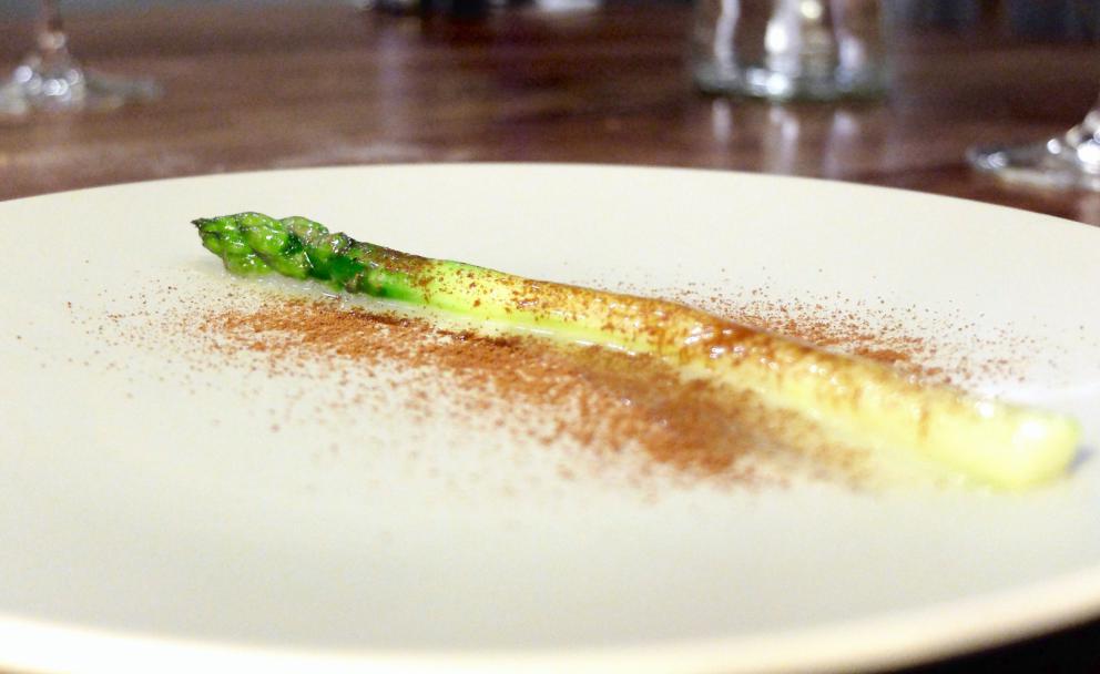 Galleria fotografica






I due giovani chef. La fotogallery è firmata Tanio Liotta









Si inizia con l'assaggio di un semplice diaframma frollato tre mesi, poi essiccato e affumicato, prima di essere lasciato in cantina coperto di grasso d'oca









Cipolla precoce, uva fragola, arancia amara, sommacco









Carciofo, ginepro, uova, mandorle e gin









Testina di vitello cotto in brodo di verdure e cannella, cavolo cinese fermentato, cipolla, zenzero. E' una variante del piatto previsto in carta, che prevede invece rucola e puntarelle. Peccato lo zenzero sia troppo prevalente









Risotto Carnaroli Riserva San Massimo, alloro, capperi e riduzione di chinotto









Porro al miele, paprika affumicata, nocciole, mibuna e radicchio









Filetto di vitello con composta di datterini siciliani e marmellata di cipolle









Tagliolini alla chitarra di lenticchie e fagioli, spuma di whisky, pere e cumino






