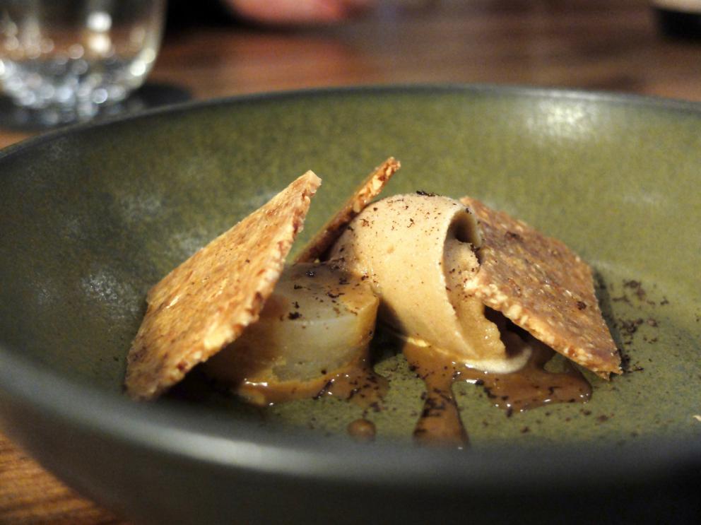 Galleria fotografica






I due giovani chef. La fotogallery è firmata Tanio Liotta









Si inizia con l'assaggio di un semplice diaframma frollato tre mesi, poi essiccato e affumicato, prima di essere lasciato in cantina coperto di grasso d'oca









Cipolla precoce, uva fragola, arancia amara, sommacco









Carciofo, ginepro, uova, mandorle e gin









Testina di vitello cotto in brodo di verdure e cannella, cavolo cinese fermentato, cipolla, zenzero. E' una variante del piatto previsto in carta, che prevede invece rucola e puntarelle. Peccato lo zenzero sia troppo prevalente









Risotto Carnaroli Riserva San Massimo, alloro, capperi e riduzione di chinotto









Porro al miele, paprika affumicata, nocciole, mibuna e radicchio









Filetto di vitello con composta di datterini siciliani e marmellata di cipolle









Tagliolini alla chitarra di lenticchie e fagioli, spuma di whisky, pere e cumino









Come predessert una bella idea: un semplice asparago accompagnato da salsa alla vaniglia e burro e polvere di cicoria






