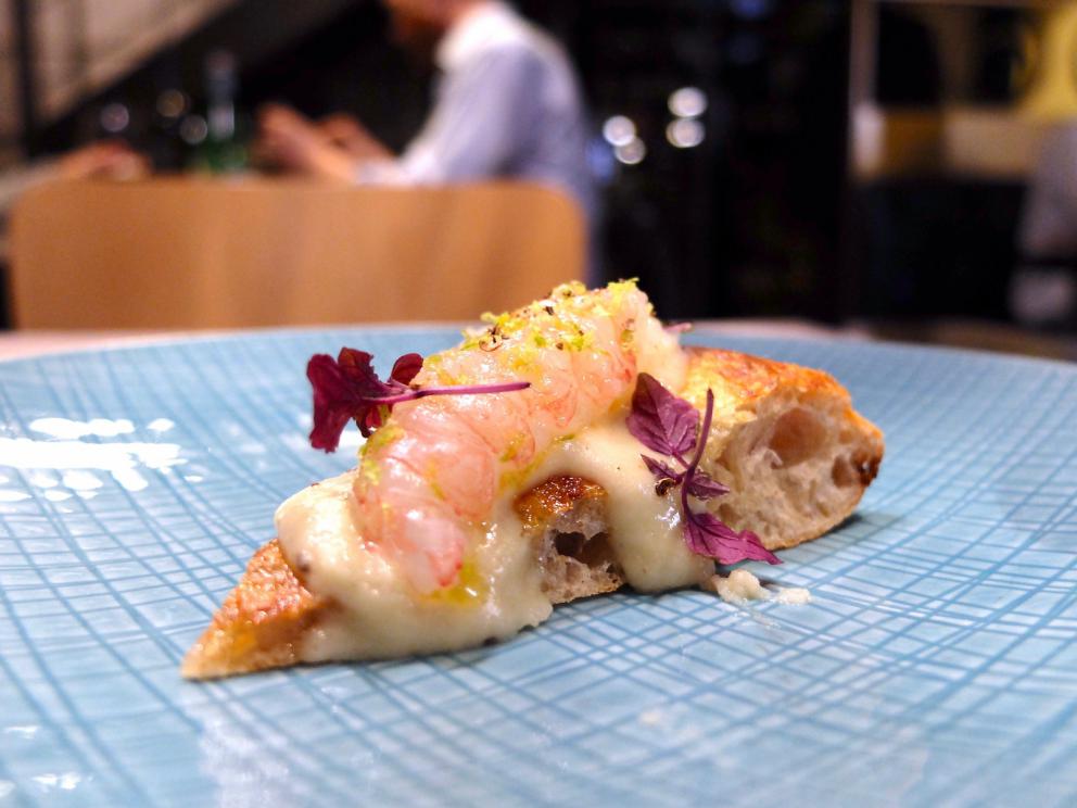 Galleria fotograficaUn vero e proprio percorso degustazione alla Taverna Gourmet. Nella foto di Tanio Liotta, s'inizia con gli appetizer: Bign&eacute; ripieni di provola e pomodoro del Piennolo
