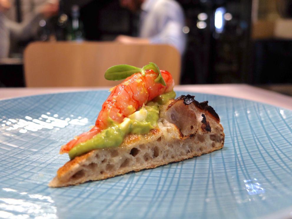 Galleria fotograficaUn vero e proprio percorso degustazione alla Taverna Gourmet. Nella foto di Tanio Liotta, s'inizia con gli appetizer: Bign&eacute; ripieni di provola e pomodoro del Piennolo
Scampi, cacio e pepe
