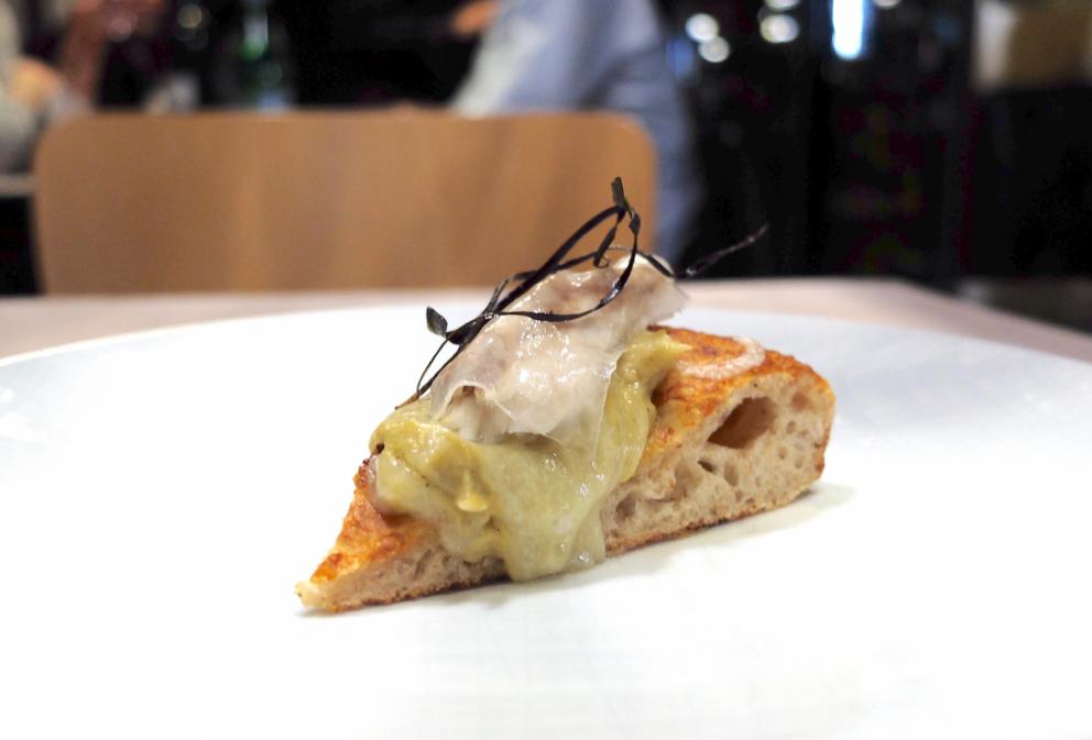 Galleria fotograficaUn vero e proprio percorso degustazione alla Taverna Gourmet. Nella foto di Tanio Liotta, s'inizia con gli appetizer: Bign&eacute; ripieni di provola e pomodoro del Piennolo
Scampi, cacio e pepe
Gamberi e guacamole, limone d&rsquo;Amalfi e tartare di bufala
