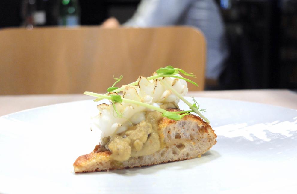 Galleria fotograficaUn vero e proprio percorso degustazione alla Taverna Gourmet. Nella foto di Tanio Liotta, s'inizia con gli appetizer: Bign&eacute; ripieni di provola e pomodoro del Piennolo
Scampi, cacio e pepe
Gamberi e guacamole, limone d&rsquo;Amalfi e tartare di bufala
Branzino e Colonnata: branzino al sale ed erbe aromatiche, lardo di Colonnata, provolone dolce e crema di melanzane affumicate
