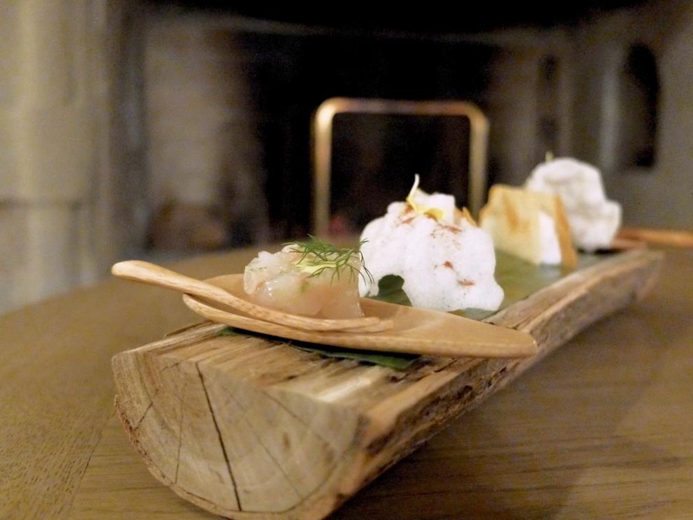 Galleria fotograficaMaurizio D'Andretta nei giardini del castello
Appetizer: Coni ripieni di gelatina di&nbsp;Jam&oacute;n ib&eacute;rico de bellota de Jabugo
