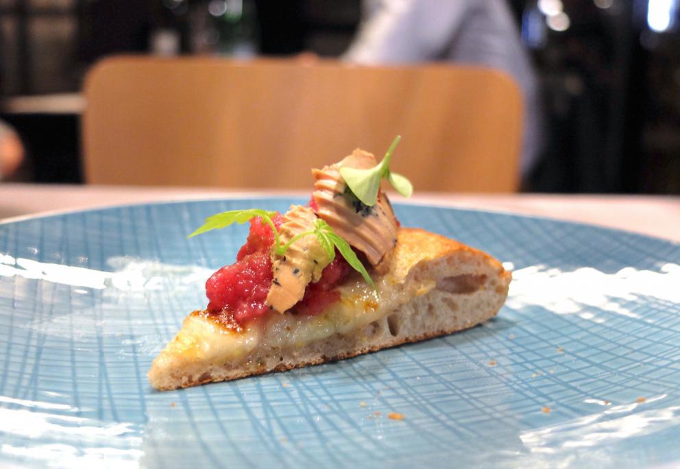 Galleria fotograficaUn vero e proprio percorso degustazione alla Taverna Gourmet. Nella foto di Tanio Liotta, s'inizia con gli appetizer: Bign&eacute; ripieni di provola e pomodoro del Piennolo
Scampi, cacio e pepe
Gamberi e guacamole, limone d&rsquo;Amalfi e tartare di bufala
Branzino e Colonnata: branzino al sale ed erbe aromatiche, lardo di Colonnata, provolone dolce e crema di melanzane affumicate
Calamaro, cicerchie, bottarga di branzino e germogli di piselli
Pluma di Pata Negra, burrata frullata, crumble di parmigiano e crema di mela
