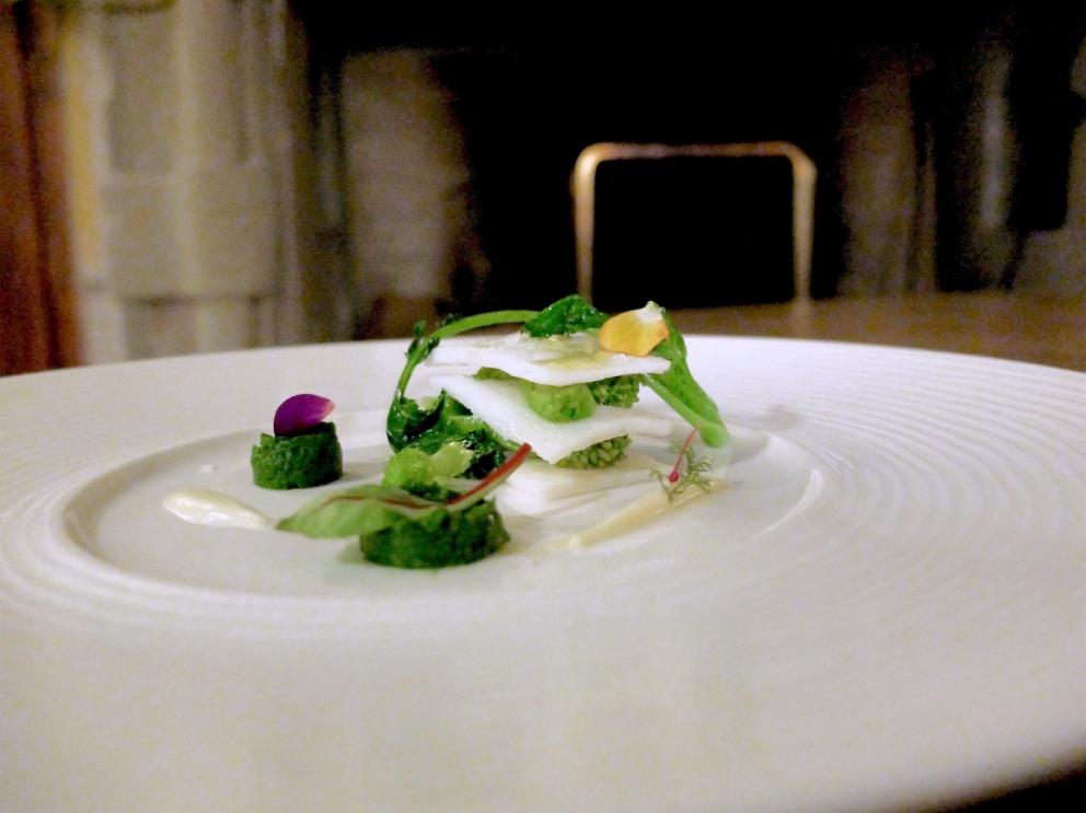 Galleria fotograficaMaurizio D'Andretta nei giardini del castello
Appetizer: Coni ripieni di gelatina di&nbsp;Jam&oacute;n ib&eacute;rico de bellota de Jabugo
Altri stuzzichi: Tartare di scampi e passion fruit, Wafer di parmigiano con baccal&agrave; mantecato, Chips di tapioca e polvere di paprika
