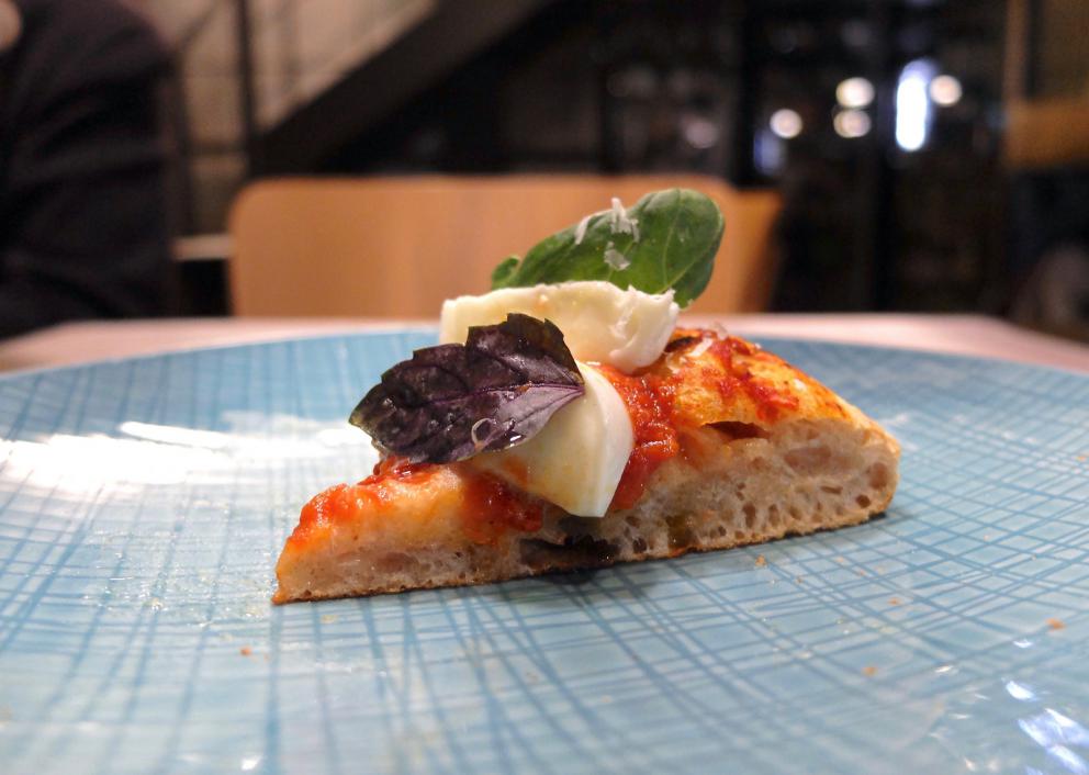 Galleria fotograficaUn vero e proprio percorso degustazione alla Taverna Gourmet. Nella foto di Tanio Liotta, s'inizia con gli appetizer: Bign&eacute; ripieni di provola e pomodoro del Piennolo
Scampi, cacio e pepe
Gamberi e guacamole, limone d&rsquo;Amalfi e tartare di bufala
Branzino e Colonnata: branzino al sale ed erbe aromatiche, lardo di Colonnata, provolone dolce e crema di melanzane affumicate
Calamaro, cicerchie, bottarga di branzino e germogli di piselli
Pluma di Pata Negra, burrata frullata, crumble di parmigiano e crema di mela
Tartare di Fassona, foie gras aromatizzato al pepe nero e champagne, crema di mela
Guancia brasata, zenzero, rafano e chips di patate viola
Taglio di fiorentina, purea di patate, tartufo nero e carciofi

