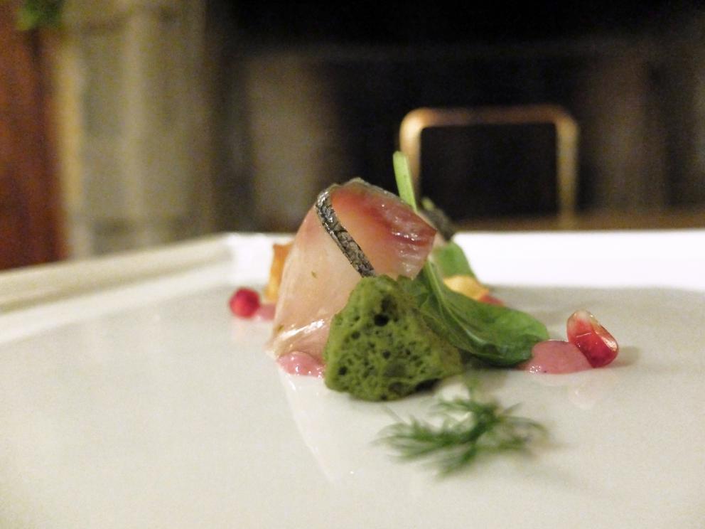 Galleria fotograficaMaurizio D'Andretta nei giardini del castello
Appetizer: Coni ripieni di gelatina di&nbsp;Jam&oacute;n ib&eacute;rico de bellota de Jabugo
Altri stuzzichi: Tartare di scampi e passion fruit, Wafer di parmigiano con baccal&agrave; mantecato, Chips di tapioca e polvere di paprika
Molto buono, anche se un po' scomodo da mangiare, il Calamaro, cime di rapa in doppia consistenza, crema all'aglio
