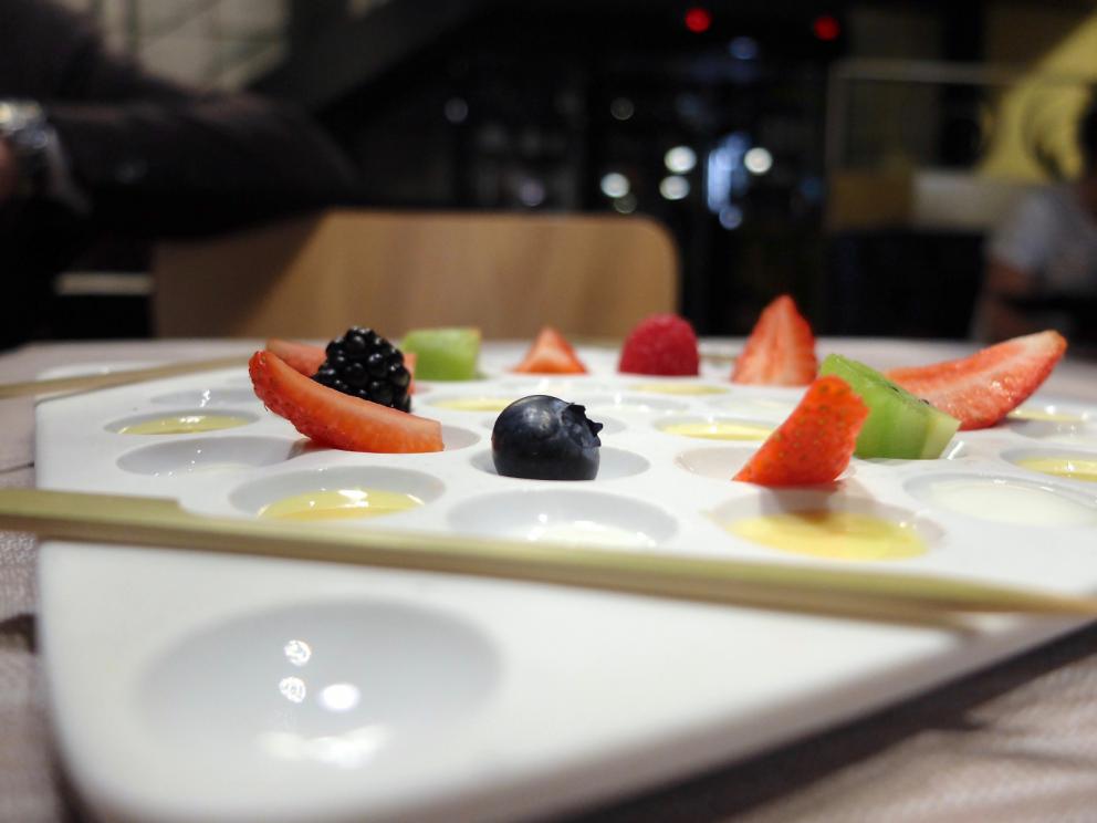 Galleria fotograficaUn vero e proprio percorso degustazione alla Taverna Gourmet. Nella foto di Tanio Liotta, s'inizia con gli appetizer: Bign&eacute; ripieni di provola e pomodoro del Piennolo
Scampi, cacio e pepe
Gamberi e guacamole, limone d&rsquo;Amalfi e tartare di bufala
Branzino e Colonnata: branzino al sale ed erbe aromatiche, lardo di Colonnata, provolone dolce e crema di melanzane affumicate
Calamaro, cicerchie, bottarga di branzino e germogli di piselli
Pluma di Pata Negra, burrata frullata, crumble di parmigiano e crema di mela
Tartare di Fassona, foie gras aromatizzato al pepe nero e champagne, crema di mela
Guancia brasata, zenzero, rafano e chips di patate viola
Taglio di fiorentina, purea di patate, tartufo nero e carciofi
Si chiude il giro di pizze con una classicissima: Pomodoro del Piennolo di&nbsp;Gennaro Esposito, basilico verde e viola, mozzarella di bufala, olio evo e olio piccante
