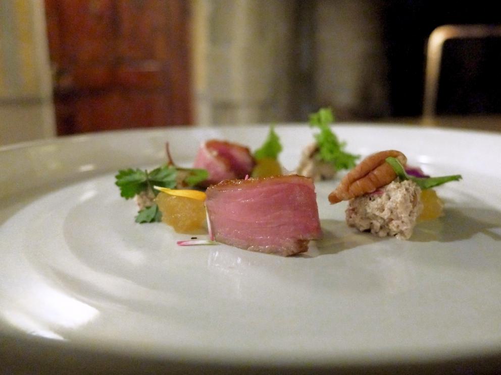 Galleria fotograficaMaurizio D'Andretta nei giardini del castello
Appetizer: Coni ripieni di gelatina di&nbsp;Jam&oacute;n ib&eacute;rico de bellota de Jabugo
Altri stuzzichi: Tartare di scampi e passion fruit, Wafer di parmigiano con baccal&agrave; mantecato, Chips di tapioca e polvere di paprika
Molto buono, anche se un po' scomodo da mangiare, il Calamaro, cime di rapa in doppia consistenza, crema all'aglio
Ricciola, melagrana, mozzarella di bufala e basilico
