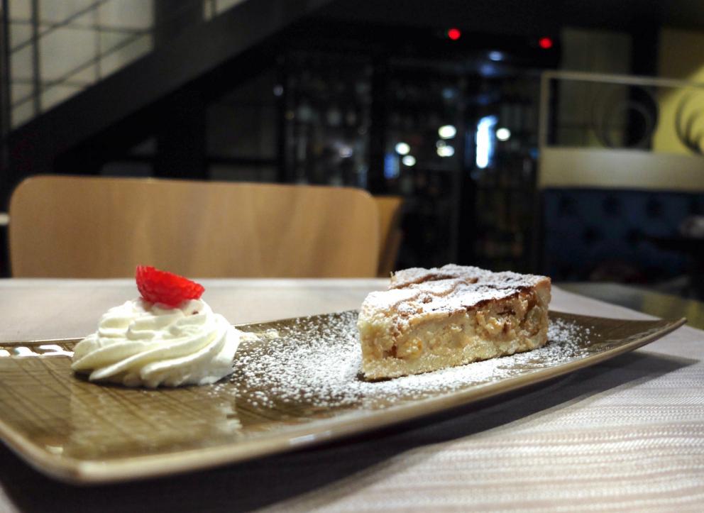 Galleria fotograficaUn vero e proprio percorso degustazione alla Taverna Gourmet. Nella foto di Tanio Liotta, s'inizia con gli appetizer: Bign&eacute; ripieni di provola e pomodoro del Piennolo
Scampi, cacio e pepe
Gamberi e guacamole, limone d&rsquo;Amalfi e tartare di bufala
Branzino e Colonnata: branzino al sale ed erbe aromatiche, lardo di Colonnata, provolone dolce e crema di melanzane affumicate
Calamaro, cicerchie, bottarga di branzino e germogli di piselli
Pluma di Pata Negra, burrata frullata, crumble di parmigiano e crema di mela
Tartare di Fassona, foie gras aromatizzato al pepe nero e champagne, crema di mela
Guancia brasata, zenzero, rafano e chips di patate viola
Taglio di fiorentina, purea di patate, tartufo nero e carciofi
Si chiude il giro di pizze con una classicissima: Pomodoro del Piennolo di&nbsp;Gennaro Esposito, basilico verde e viola, mozzarella di bufala, olio evo e olio piccante
Dolcezze finali...
