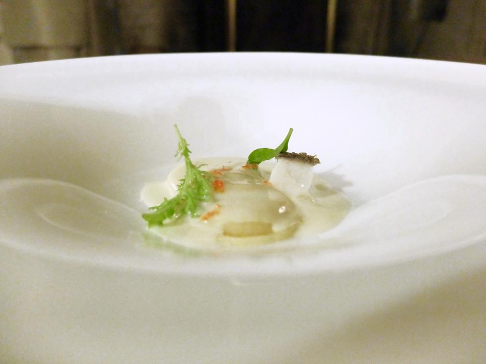 Galleria fotograficaMaurizio D'Andretta nei giardini del castello
Appetizer: Coni ripieni di gelatina di&nbsp;Jam&oacute;n ib&eacute;rico de bellota de Jabugo
Altri stuzzichi: Tartare di scampi e passion fruit, Wafer di parmigiano con baccal&agrave; mantecato, Chips di tapioca e polvere di paprika
Molto buono, anche se un po' scomodo da mangiare, il Calamaro, cime di rapa in doppia consistenza, crema all'aglio
Ricciola, melagrana, mozzarella di bufala e basilico
Anatra, cedro, noci pecan: buoni contrappunti gustativi ma piatto fin troppo minimale, da controllare le temperature
Golosissimo il Carnaroli al nero, gorgonzola, gamberi rossi e pompelmo, signature dish di D'Andretta&nbsp;a Sillavengo. Piatto certo muscoloso ma che trova in s&eacute; un ottimo equilibrio
