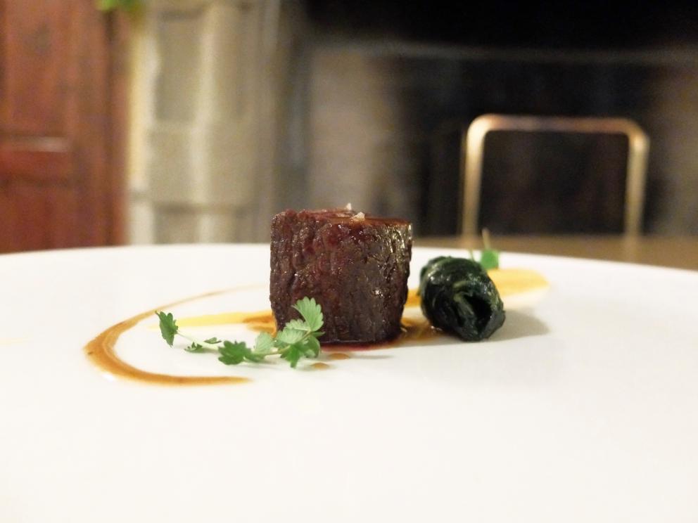 Galleria fotograficaMaurizio D'Andretta nei giardini del castello
Appetizer: Coni ripieni di gelatina di&nbsp;Jam&oacute;n ib&eacute;rico de bellota de Jabugo
Altri stuzzichi: Tartare di scampi e passion fruit, Wafer di parmigiano con baccal&agrave; mantecato, Chips di tapioca e polvere di paprika
Molto buono, anche se un po' scomodo da mangiare, il Calamaro, cime di rapa in doppia consistenza, crema all'aglio
Ricciola, melagrana, mozzarella di bufala e basilico
Anatra, cedro, noci pecan: buoni contrappunti gustativi ma piatto fin troppo minimale, da controllare le temperature
Golosissimo il Carnaroli al nero, gorgonzola, gamberi rossi e pompelmo, signature dish di D'Andretta&nbsp;a Sillavengo. Piatto certo muscoloso ma che trova in s&eacute; un ottimo equilibrio
Cappellaci di baccal&agrave;, patate e mandarino
Squisito il Dentice, pistacchi, verze e vongole
