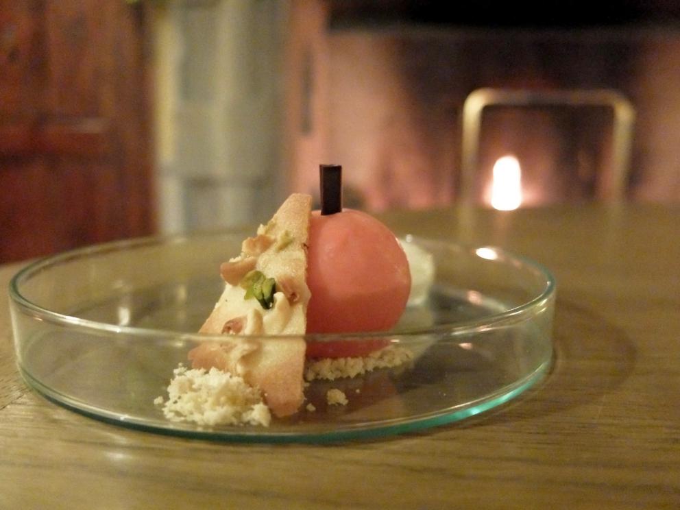 Galleria fotograficaMaurizio D'Andretta nei giardini del castello
Appetizer: Coni ripieni di gelatina di&nbsp;Jam&oacute;n ib&eacute;rico de bellota de Jabugo
Altri stuzzichi: Tartare di scampi e passion fruit, Wafer di parmigiano con baccal&agrave; mantecato, Chips di tapioca e polvere di paprika
Molto buono, anche se un po' scomodo da mangiare, il Calamaro, cime di rapa in doppia consistenza, crema all'aglio
Ricciola, melagrana, mozzarella di bufala e basilico
Anatra, cedro, noci pecan: buoni contrappunti gustativi ma piatto fin troppo minimale, da controllare le temperature
Golosissimo il Carnaroli al nero, gorgonzola, gamberi rossi e pompelmo, signature dish di D'Andretta&nbsp;a Sillavengo. Piatto certo muscoloso ma che trova in s&eacute; un ottimo equilibrio
Cappellaci di baccal&agrave;, patate e mandarino
Squisito il Dentice, pistacchi, verze e vongole
E molto convincente anche il Cervo, zucca, tarassaco e salsa alla diavola
