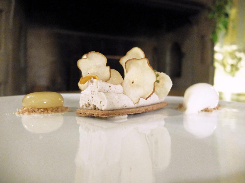 Galleria fotograficaMaurizio D'Andretta nei giardini del castello
Appetizer: Coni ripieni di gelatina di&nbsp;Jam&oacute;n ib&eacute;rico de bellota de Jabugo
Altri stuzzichi: Tartare di scampi e passion fruit, Wafer di parmigiano con baccal&agrave; mantecato, Chips di tapioca e polvere di paprika
Molto buono, anche se un po' scomodo da mangiare, il Calamaro, cime di rapa in doppia consistenza, crema all'aglio
Ricciola, melagrana, mozzarella di bufala e basilico
Anatra, cedro, noci pecan: buoni contrappunti gustativi ma piatto fin troppo minimale, da controllare le temperature
Golosissimo il Carnaroli al nero, gorgonzola, gamberi rossi e pompelmo, signature dish di D'Andretta&nbsp;a Sillavengo. Piatto certo muscoloso ma che trova in s&eacute; un ottimo equilibrio
Cappellaci di baccal&agrave;, patate e mandarino
Squisito il Dentice, pistacchi, verze e vongole
E molto convincente anche il Cervo, zucca, tarassaco e salsa alla diavola
Il meglio &egrave; per&ograve; nei dolci: come questa deliziosa Mela, frutta secca, frangelico e yuzu. La mela glassata la burro, croccante, c'&egrave; poi il crumble al rosmarino a donare un'ulteriore nota armonica, quindi il gelato di frangelico, che &egrave; un liquore piemontese (&egrave; un infuso di&nbsp;nocciole tostate con aromi di cacao e vaniglia)
