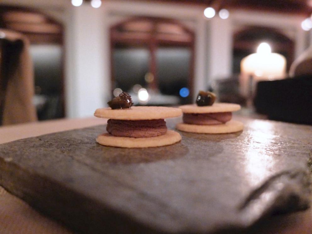 Galleria fotograficaLa nostra cena a I Fontanili negli scatti di Tanio Liotta. Si parte con gli appetizer, qui Cannoncino di polenta con crema di patate e Grana Padano

