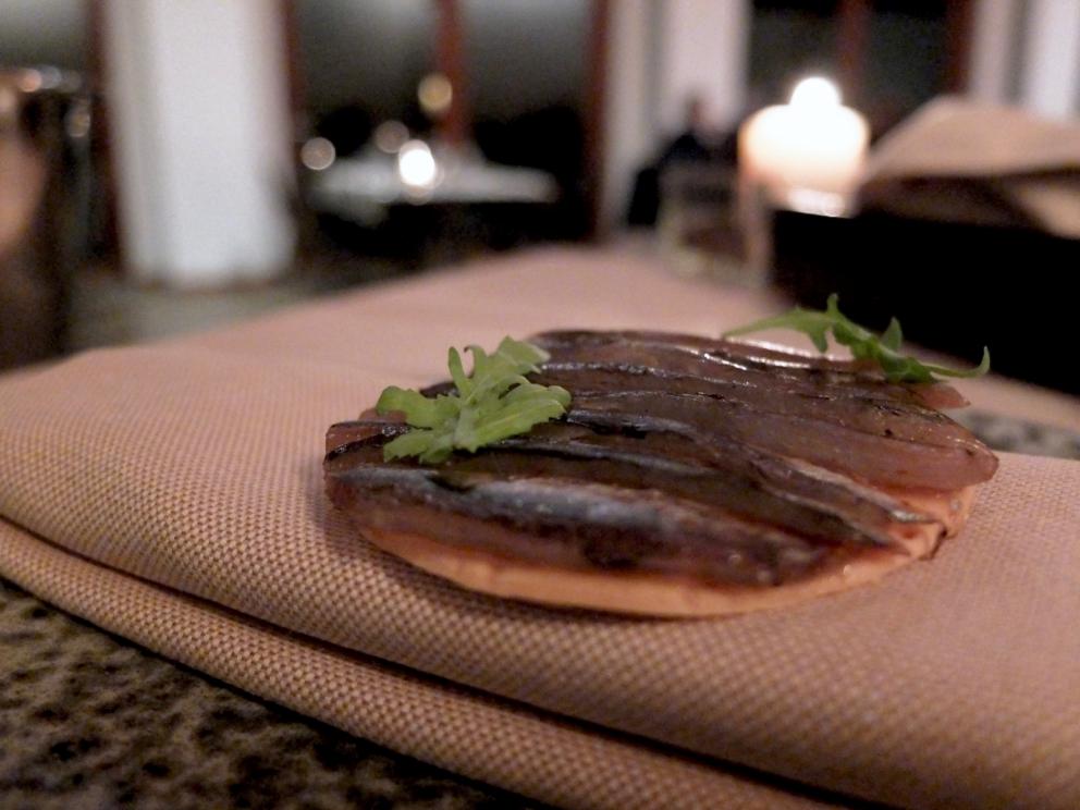 Galleria fotograficaLa nostra cena a I Fontanili negli scatti di Tanio Liotta. Si parte con gli appetizer, qui Cannoncino di polenta con crema di patate e Grana Padano
Crackers di riso, fegatini e mostarda. La panificazione - ottima - &egrave; fatta in casa
