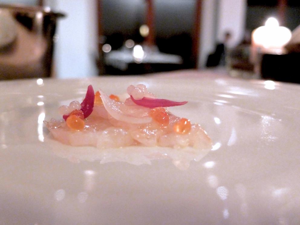 Galleria fotograficaLa nostra cena a I Fontanili negli scatti di Tanio Liotta. Si parte con gli appetizer, qui Cannoncino di polenta con crema di patate e Grana Padano
Crackers di riso, fegatini e mostarda. La panificazione - ottima - &egrave; fatta in casa
Crackers al farro, confettura di pompelmo e alici affumicate
