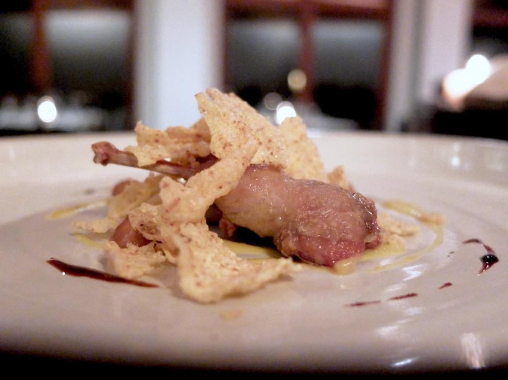 Galleria fotograficaLa nostra cena a I Fontanili negli scatti di Tanio Liotta. Si parte con gli appetizer, qui Cannoncino di polenta con crema di patate e Grana Padano
Crackers di riso, fegatini e mostarda. La panificazione - ottima - &egrave; fatta in casa
Crackers al farro, confettura di pompelmo e alici affumicate
Branzino marinato, uova di salmone, caviale di limone, cipolline in salsa agrodolce
Astice alla brace con carciofo arrosto, zabaione al limone, sfere di mela verde, gin e sedano
