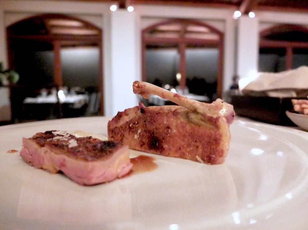 Galleria fotograficaLa nostra cena a I Fontanili negli scatti di Tanio Liotta. Si parte con gli appetizer, qui Cannoncino di polenta con crema di patate e Grana Padano
Crackers di riso, fegatini e mostarda. La panificazione - ottima - &egrave; fatta in casa
Crackers al farro, confettura di pompelmo e alici affumicate
Branzino marinato, uova di salmone, caviale di limone, cipolline in salsa agrodolce
Astice alla brace con carciofo arrosto, zabaione al limone, sfere di mela verde, gin e sedano
Quaglia, mais, pop corn e tamarindo
