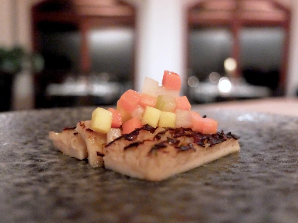 Galleria fotograficaLa nostra cena a I Fontanili negli scatti di Tanio Liotta. Si parte con gli appetizer, qui Cannoncino di polenta con crema di patate e Grana Padano
Crackers di riso, fegatini e mostarda. La panificazione - ottima - &egrave; fatta in casa
Crackers al farro, confettura di pompelmo e alici affumicate
Branzino marinato, uova di salmone, caviale di limone, cipolline in salsa agrodolce
Astice alla brace con carciofo arrosto, zabaione al limone, sfere di mela verde, gin e sedano
Quaglia, mais, pop corn e tamarindo
Faraona in due cotture, sandwich di fegatini e salsa alle pere
