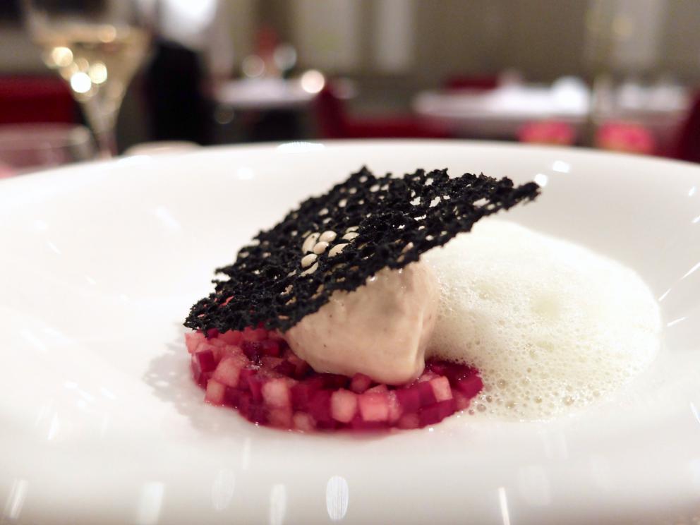 Galleria fotograficaLa nostra cena da Alfio Ghezzi nelle foto di Tanio Liotta. Si inizia con gli appetizer: Cannolo al sesamo, formaggio bianco ed erba cipollina e Mozzarella di carrozza, crema d'acciuga e maggiorana
