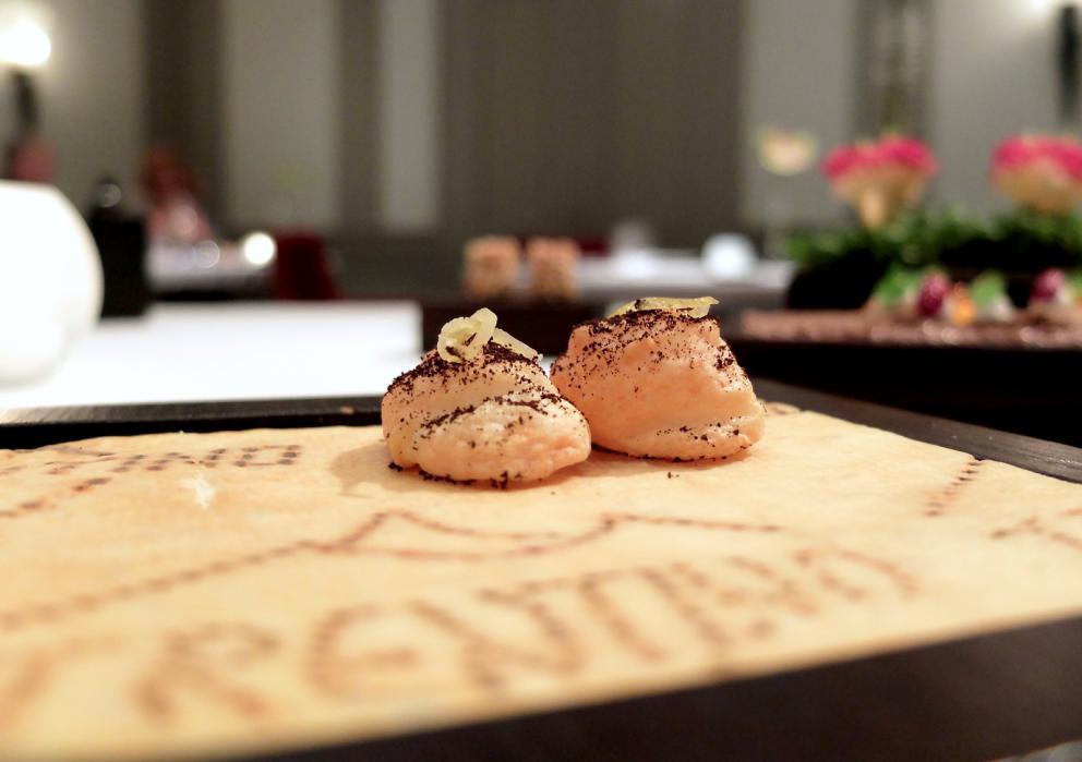 Galleria fotograficaLa nostra cena da Alfio Ghezzi nelle foto di Tanio Liotta. Si inizia con gli appetizer: Cannolo al sesamo, formaggio bianco ed erba cipollina e Mozzarella di carrozza, crema d'acciuga e maggiorana
Tartare di mela e barbabietola, gelato di senape e limone, emulsione di olio extravergine e cialda di carbone vegetale
