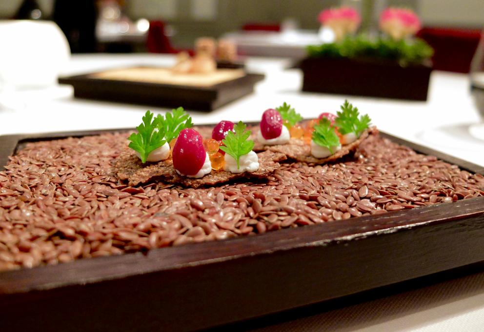 Galleria fotograficaLa nostra cena da Alfio Ghezzi nelle foto di Tanio Liotta. Si inizia con gli appetizer: Cannolo al sesamo, formaggio bianco ed erba cipollina e Mozzarella di carrozza, crema d'acciuga e maggiorana
Tartare di mela e barbabietola, gelato di senape e limone, emulsione di olio extravergine e cialda di carbone vegetale
Tre piccoli omaggi al territorio: Fiadone al Trentingrana soffiato, polvere di caff&eacute; e zest di limone candito...
...Rosa delle Dolomiti&nbsp;al Puzzone di Moena con lampone disidratato...
