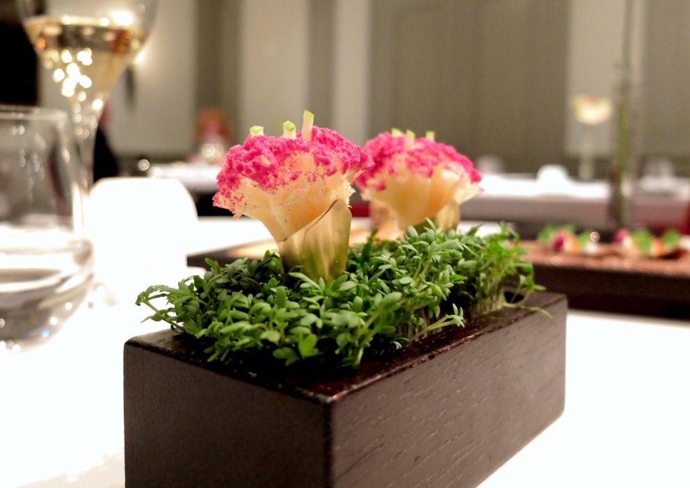 Galleria fotograficaLa nostra cena da Alfio Ghezzi nelle foto di Tanio Liotta. Si inizia con gli appetizer: Cannolo al sesamo, formaggio bianco ed erba cipollina e Mozzarella di carrozza, crema d'acciuga e maggiorana
Tartare di mela e barbabietola, gelato di senape e limone, emulsione di olio extravergine e cialda di carbone vegetale
Tre piccoli omaggi al territorio: Fiadone al Trentingrana soffiato, polvere di caff&eacute; e zest di limone candito...
