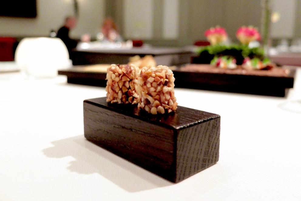 Galleria fotograficaLa nostra cena da Alfio Ghezzi nelle foto di Tanio Liotta. Si inizia con gli appetizer: Cannolo al sesamo, formaggio bianco ed erba cipollina e Mozzarella di carrozza, crema d'acciuga e maggiorana
Tartare di mela e barbabietola, gelato di senape e limone, emulsione di olio extravergine e cialda di carbone vegetale
Tre piccoli omaggi al territorio: Fiadone al Trentingrana soffiato, polvere di caff&eacute; e zest di limone candito...
...Rosa delle Dolomiti&nbsp;al Puzzone di Moena con lampone disidratato...
...Sfoglie di grano saraceno, corniole, uova di trota e caprino fresco...
