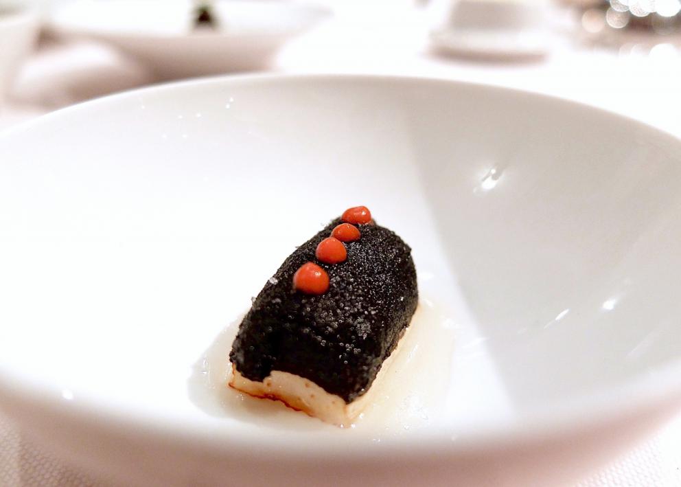 Galleria fotograficaLa nostra cena da Alfio Ghezzi nelle foto di Tanio Liotta. Si inizia con gli appetizer: Cannolo al sesamo, formaggio bianco ed erba cipollina e Mozzarella di carrozza, crema d'acciuga e maggiorana
Tartare di mela e barbabietola, gelato di senape e limone, emulsione di olio extravergine e cialda di carbone vegetale
Tre piccoli omaggi al territorio: Fiadone al Trentingrana soffiato, polvere di caff&eacute; e zest di limone candito...
...Rosa delle Dolomiti&nbsp;al Puzzone di Moena con lampone disidratato...
...Sfoglie di grano saraceno, corniole, uova di trota e caprino fresco...
...e si termina la trilogia trentina con Parfait di fegatini, nocciole&nbsp;e frutto&nbsp;della passione
