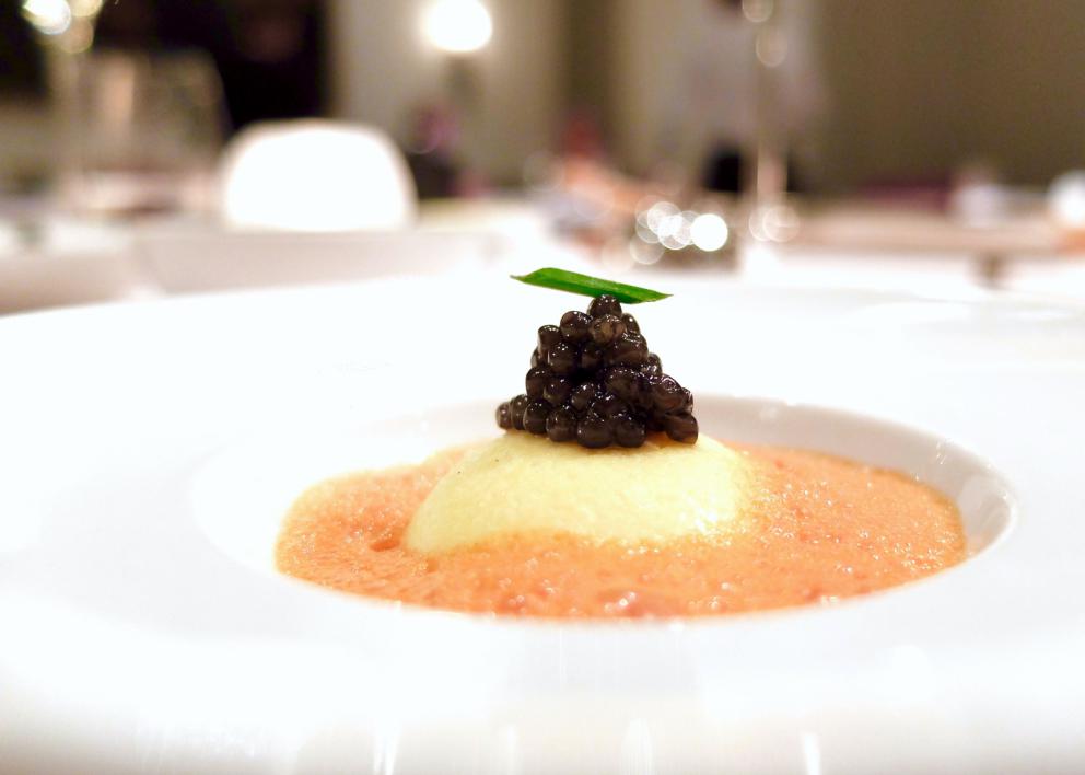 Galleria fotograficaLa nostra cena da Alfio Ghezzi nelle foto di Tanio Liotta. Si inizia con gli appetizer: Cannolo al sesamo, formaggio bianco ed erba cipollina e Mozzarella di carrozza, crema d'acciuga e maggiorana
Tartare di mela e barbabietola, gelato di senape e limone, emulsione di olio extravergine e cialda di carbone vegetale
Tre piccoli omaggi al territorio: Fiadone al Trentingrana soffiato, polvere di caff&eacute; e zest di limone candito...
...Rosa delle Dolomiti&nbsp;al Puzzone di Moena con lampone disidratato...
...Sfoglie di grano saraceno, corniole, uova di trota e caprino fresco...
...e si termina la trilogia trentina con Parfait di fegatini, nocciole&nbsp;e frutto&nbsp;della passione
E' tempo di asparagi bianchi, favolosi. Ghezzi declina i turioni in tre modi diverse. Qui fritto al nero di seppia
