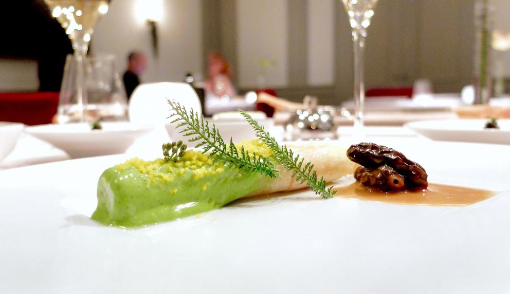 Galleria fotograficaLa nostra cena da Alfio Ghezzi nelle foto di Tanio Liotta. Si inizia con gli appetizer: Cannolo al sesamo, formaggio bianco ed erba cipollina e Mozzarella di carrozza, crema d'acciuga e maggiorana
Tartare di mela e barbabietola, gelato di senape e limone, emulsione di olio extravergine e cialda di carbone vegetale
Tre piccoli omaggi al territorio: Fiadone al Trentingrana soffiato, polvere di caff&eacute; e zest di limone candito...
...Rosa delle Dolomiti&nbsp;al Puzzone di Moena con lampone disidratato...
...Sfoglie di grano saraceno, corniole, uova di trota e caprino fresco...
...e si termina la trilogia trentina con Parfait di fegatini, nocciole&nbsp;e frutto&nbsp;della passione
E' tempo di asparagi bianchi, favolosi. Ghezzi declina i turioni in tre modi diverse. Qui fritto al nero di seppia
Qui con uovo e caviale Calvisius
