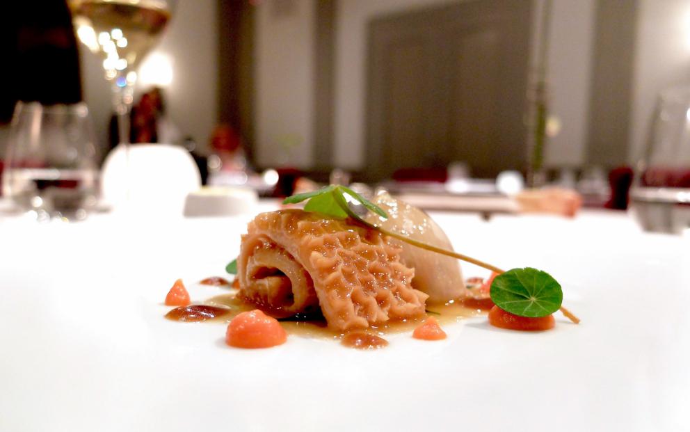 Galleria fotograficaLa nostra cena da Alfio Ghezzi nelle foto di Tanio Liotta. Si inizia con gli appetizer: Cannolo al sesamo, formaggio bianco ed erba cipollina e Mozzarella di carrozza, crema d'acciuga e maggiorana
Tartare di mela e barbabietola, gelato di senape e limone, emulsione di olio extravergine e cialda di carbone vegetale
Tre piccoli omaggi al territorio: Fiadone al Trentingrana soffiato, polvere di caff&eacute; e zest di limone candito...
...Rosa delle Dolomiti&nbsp;al Puzzone di Moena con lampone disidratato...
...Sfoglie di grano saraceno, corniole, uova di trota e caprino fresco...
...e si termina la trilogia trentina con Parfait di fegatini, nocciole&nbsp;e frutto&nbsp;della passione
E' tempo di asparagi bianchi, favolosi. Ghezzi declina i turioni in tre modi diverse. Qui fritto al nero di seppia
Qui con uovo e caviale Calvisius
E infine con salsa bolzanina (fatta con uova sode, senape, olio, aceto di vino, erba cipollina, sale e pepe, cui Ghezzi aggiunge prezzemolo) e morchelle
