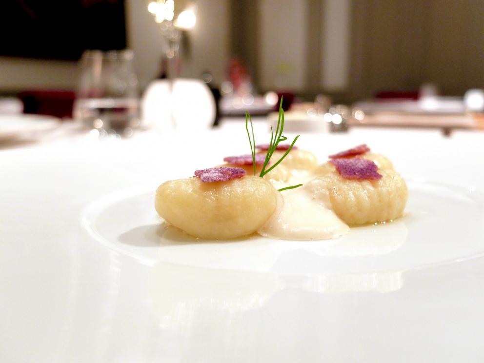 Galleria fotograficaLa nostra cena da Alfio Ghezzi nelle foto di Tanio Liotta. Si inizia con gli appetizer: Cannolo al sesamo, formaggio bianco ed erba cipollina e Mozzarella di carrozza, crema d'acciuga e maggiorana
Tartare di mela e barbabietola, gelato di senape e limone, emulsione di olio extravergine e cialda di carbone vegetale
Tre piccoli omaggi al territorio: Fiadone al Trentingrana soffiato, polvere di caff&eacute; e zest di limone candito...
...Rosa delle Dolomiti&nbsp;al Puzzone di Moena con lampone disidratato...
...Sfoglie di grano saraceno, corniole, uova di trota e caprino fresco...
...e si termina la trilogia trentina con Parfait di fegatini, nocciole&nbsp;e frutto&nbsp;della passione
E' tempo di asparagi bianchi, favolosi. Ghezzi declina i turioni in tre modi diverse. Qui fritto al nero di seppia
Qui con uovo e caviale Calvisius
E infine con salsa bolzanina (fatta con uova sode, senape, olio, aceto di vino, erba cipollina, sale e pepe, cui Ghezzi aggiunge prezzemolo) e morchelle
Trippa e cipolle in III classe... 100 anni dopo. Ghezzi recupera un piatto povero che era inserito nel "menu" dei passeggeri di terza classe del Titanic. Esito squisito

