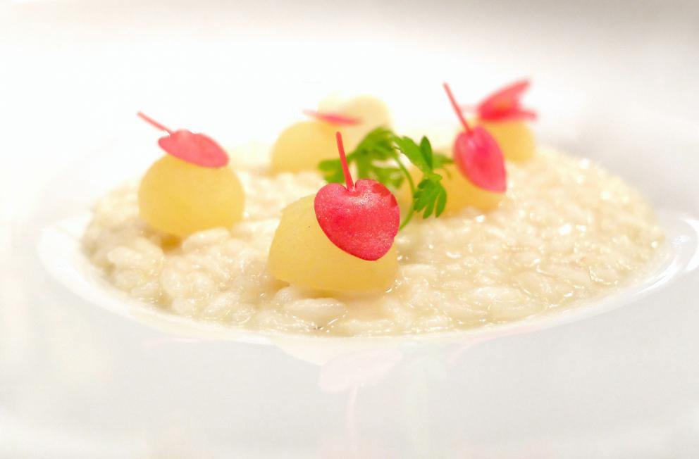 Galleria fotograficaLa nostra cena da Alfio Ghezzi nelle foto di Tanio Liotta. Si inizia con gli appetizer: Cannolo al sesamo, formaggio bianco ed erba cipollina e Mozzarella di carrozza, crema d'acciuga e maggiorana
Tartare di mela e barbabietola, gelato di senape e limone, emulsione di olio extravergine e cialda di carbone vegetale
Tre piccoli omaggi al territorio: Fiadone al Trentingrana soffiato, polvere di caff&eacute; e zest di limone candito...
...Rosa delle Dolomiti&nbsp;al Puzzone di Moena con lampone disidratato...
...Sfoglie di grano saraceno, corniole, uova di trota e caprino fresco...
...e si termina la trilogia trentina con Parfait di fegatini, nocciole&nbsp;e frutto&nbsp;della passione
E' tempo di asparagi bianchi, favolosi. Ghezzi declina i turioni in tre modi diverse. Qui fritto al nero di seppia
Qui con uovo e caviale Calvisius
E infine con salsa bolzanina (fatta con uova sode, senape, olio, aceto di vino, erba cipollina, sale e pepe, cui Ghezzi aggiunge prezzemolo) e morchelle
Trippa e cipolle in III classe... 100 anni dopo. Ghezzi recupera un piatto povero che era inserito nel "menu" dei passeggeri di terza classe del Titanic. Esito squisito
Patate, patate, patate: gnocchi di patate, soffice di patate e salmerino, polvere di patate viola e pancetta croccante. Piatto golosissimo
