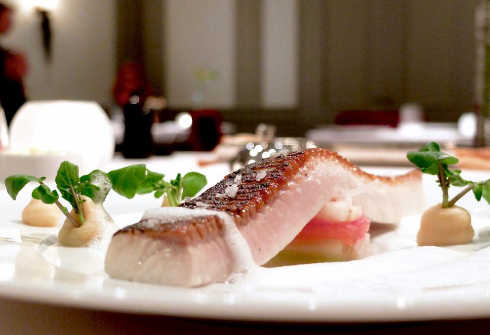 Galleria fotograficaLa nostra cena da Alfio Ghezzi nelle foto di Tanio Liotta. Si inizia con gli appetizer: Cannolo al sesamo, formaggio bianco ed erba cipollina e Mozzarella di carrozza, crema d'acciuga e maggiorana
Tartare di mela e barbabietola, gelato di senape e limone, emulsione di olio extravergine e cialda di carbone vegetale
Tre piccoli omaggi al territorio: Fiadone al Trentingrana soffiato, polvere di caff&eacute; e zest di limone candito...
...Rosa delle Dolomiti&nbsp;al Puzzone di Moena con lampone disidratato...
...Sfoglie di grano saraceno, corniole, uova di trota e caprino fresco...
...e si termina la trilogia trentina con Parfait di fegatini, nocciole&nbsp;e frutto&nbsp;della passione
E' tempo di asparagi bianchi, favolosi. Ghezzi declina i turioni in tre modi diverse. Qui fritto al nero di seppia
Qui con uovo e caviale Calvisius
E infine con salsa bolzanina (fatta con uova sode, senape, olio, aceto di vino, erba cipollina, sale e pepe, cui Ghezzi aggiunge prezzemolo) e morchelle
Trippa e cipolle in III classe... 100 anni dopo. Ghezzi recupera un piatto povero che era inserito nel "menu" dei passeggeri di terza classe del Titanic. Esito squisito
Patate, patate, patate: gnocchi di patate, soffice di patate e salmerino, polvere di patate viola e pancetta croccante. Piatto golosissimo
Un classico di Ghezzi: Riso mantecato, Trentingrana, mele e timo

