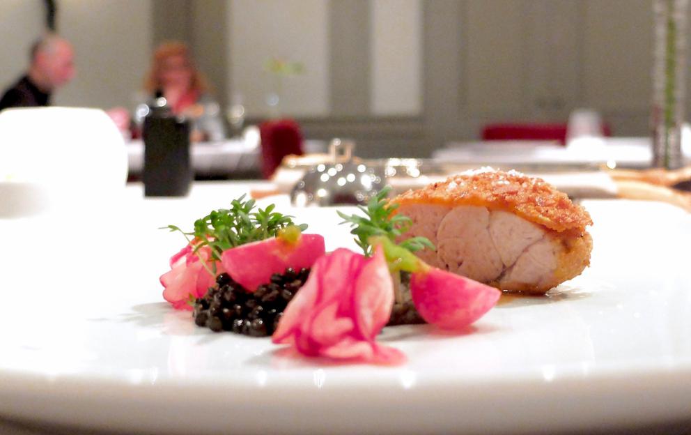 Galleria fotograficaLa nostra cena da Alfio Ghezzi nelle foto di Tanio Liotta. Si inizia con gli appetizer: Cannolo al sesamo, formaggio bianco ed erba cipollina e Mozzarella di carrozza, crema d'acciuga e maggiorana
Tartare di mela e barbabietola, gelato di senape e limone, emulsione di olio extravergine e cialda di carbone vegetale
Tre piccoli omaggi al territorio: Fiadone al Trentingrana soffiato, polvere di caff&eacute; e zest di limone candito...
...Rosa delle Dolomiti&nbsp;al Puzzone di Moena con lampone disidratato...
...Sfoglie di grano saraceno, corniole, uova di trota e caprino fresco...
...e si termina la trilogia trentina con Parfait di fegatini, nocciole&nbsp;e frutto&nbsp;della passione
E' tempo di asparagi bianchi, favolosi. Ghezzi declina i turioni in tre modi diverse. Qui fritto al nero di seppia
Qui con uovo e caviale Calvisius
E infine con salsa bolzanina (fatta con uova sode, senape, olio, aceto di vino, erba cipollina, sale e pepe, cui Ghezzi aggiunge prezzemolo) e morchelle
Trippa e cipolle in III classe... 100 anni dopo. Ghezzi recupera un piatto povero che era inserito nel "menu" dei passeggeri di terza classe del Titanic. Esito squisito
Patate, patate, patate: gnocchi di patate, soffice di patate e salmerino, polvere di patate viola e pancetta croccante. Piatto golosissimo
Un classico di Ghezzi: Riso mantecato, Trentingrana, mele e timo
Il favoloso Temolo in graticola, frutte e verdura in agrodolce, crema di pastinaca e mandorle
