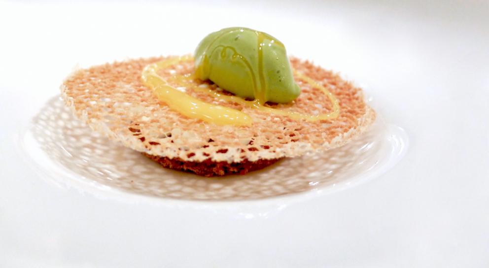 Galleria fotograficaLa nostra cena da Alfio Ghezzi nelle foto di Tanio Liotta. Si inizia con gli appetizer: Cannolo al sesamo, formaggio bianco ed erba cipollina e Mozzarella di carrozza, crema d'acciuga e maggiorana
Tartare di mela e barbabietola, gelato di senape e limone, emulsione di olio extravergine e cialda di carbone vegetale
Tre piccoli omaggi al territorio: Fiadone al Trentingrana soffiato, polvere di caff&eacute; e zest di limone candito...
...Rosa delle Dolomiti&nbsp;al Puzzone di Moena con lampone disidratato...
...Sfoglie di grano saraceno, corniole, uova di trota e caprino fresco...
...e si termina la trilogia trentina con Parfait di fegatini, nocciole&nbsp;e frutto&nbsp;della passione
E' tempo di asparagi bianchi, favolosi. Ghezzi declina i turioni in tre modi diverse. Qui fritto al nero di seppia
Qui con uovo e caviale Calvisius
E infine con salsa bolzanina (fatta con uova sode, senape, olio, aceto di vino, erba cipollina, sale e pepe, cui Ghezzi aggiunge prezzemolo) e morchelle
Trippa e cipolle in III classe... 100 anni dopo. Ghezzi recupera un piatto povero che era inserito nel "menu" dei passeggeri di terza classe del Titanic. Esito squisito
Patate, patate, patate: gnocchi di patate, soffice di patate e salmerino, polvere di patate viola e pancetta croccante. Piatto golosissimo
Un classico di Ghezzi: Riso mantecato, Trentingrana, mele e timo
Il favoloso Temolo in graticola, frutte e verdura in agrodolce, crema di pastinaca e mandorle
Animelle di vitello, lenticchie beluga, rapanelli e crescione di torrente
